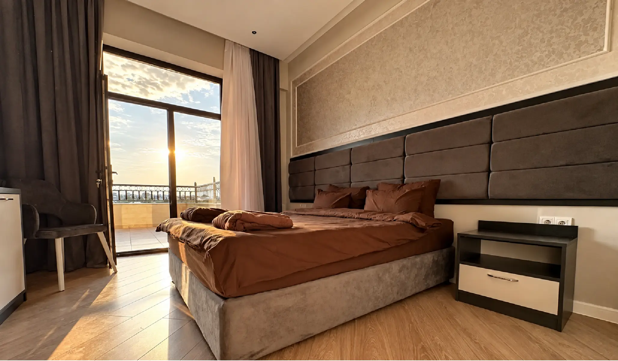 Deluxe Queen Room [2]